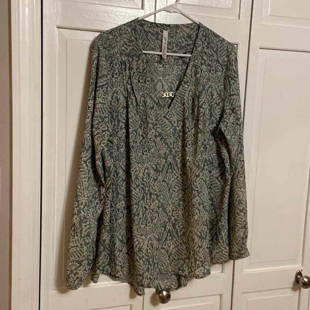 🎀NY COLLECTION BLOUSE GREEN PATTERN WITH CREAM COLOR ACCENTS SIZE XL🎉